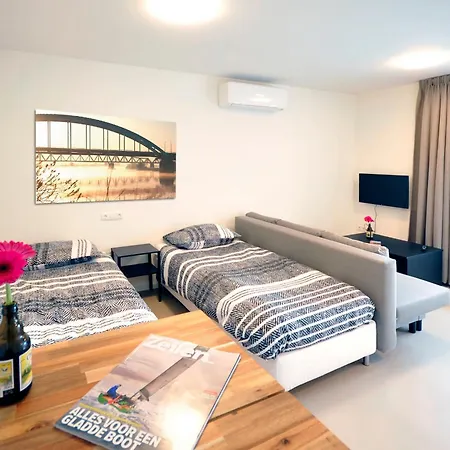 Pensión De Zwaan 3*